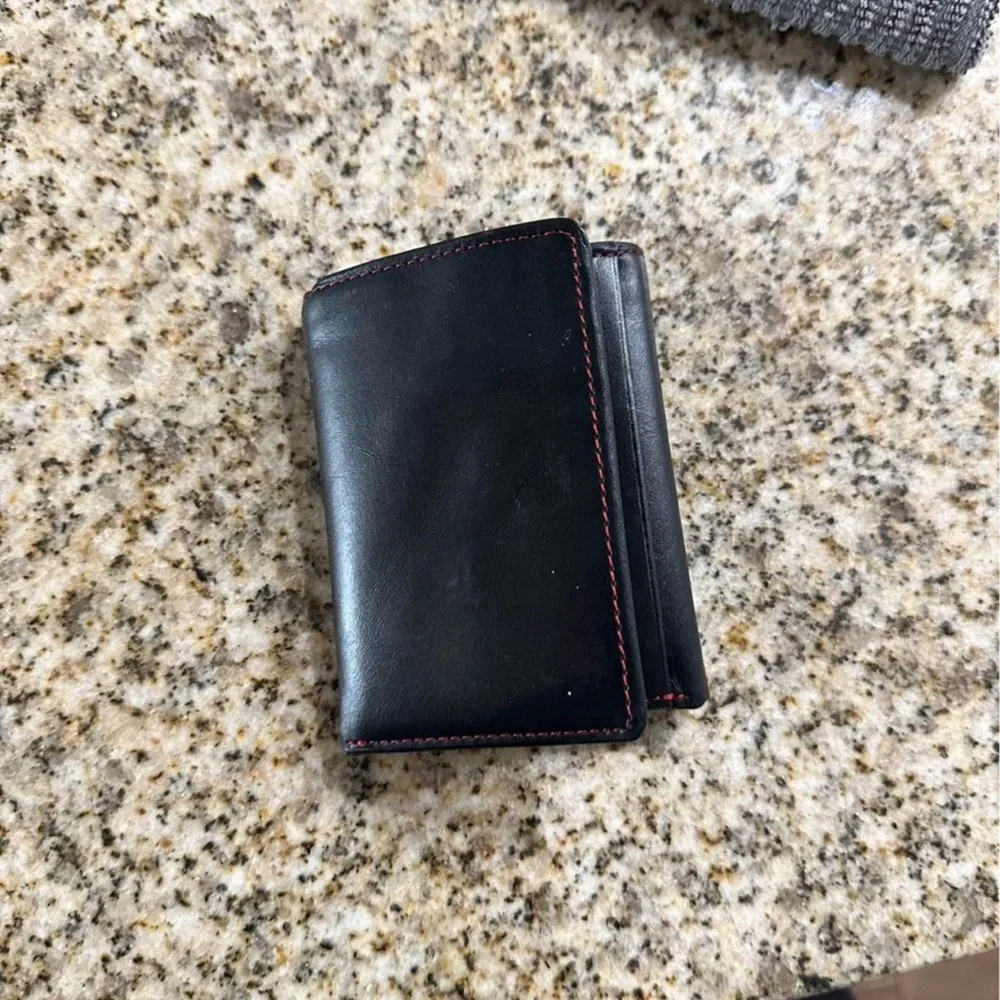 Roundtree & Yorke tri-fold wallet